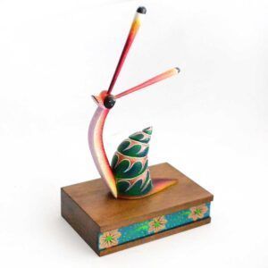 Alebrije de madera con base y pintado artesanalmente