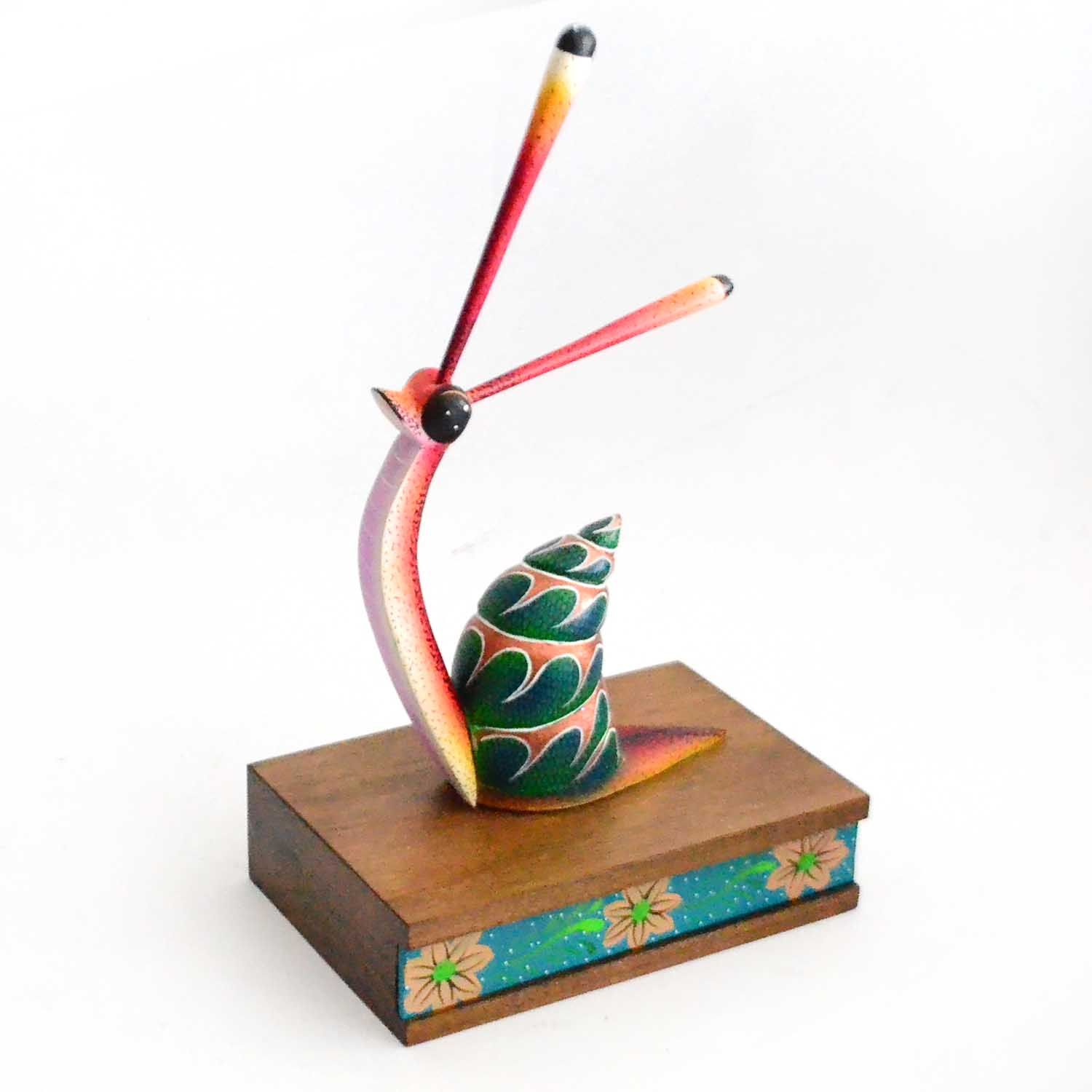 Alebrije en bois avec socle et peint à la main.