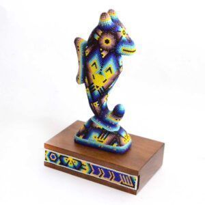Cabalto de mar intervenido con arte Huichol: Una joya artesanal de México
