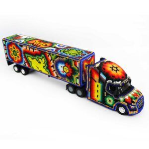 Trailer con intervención de arte huichol