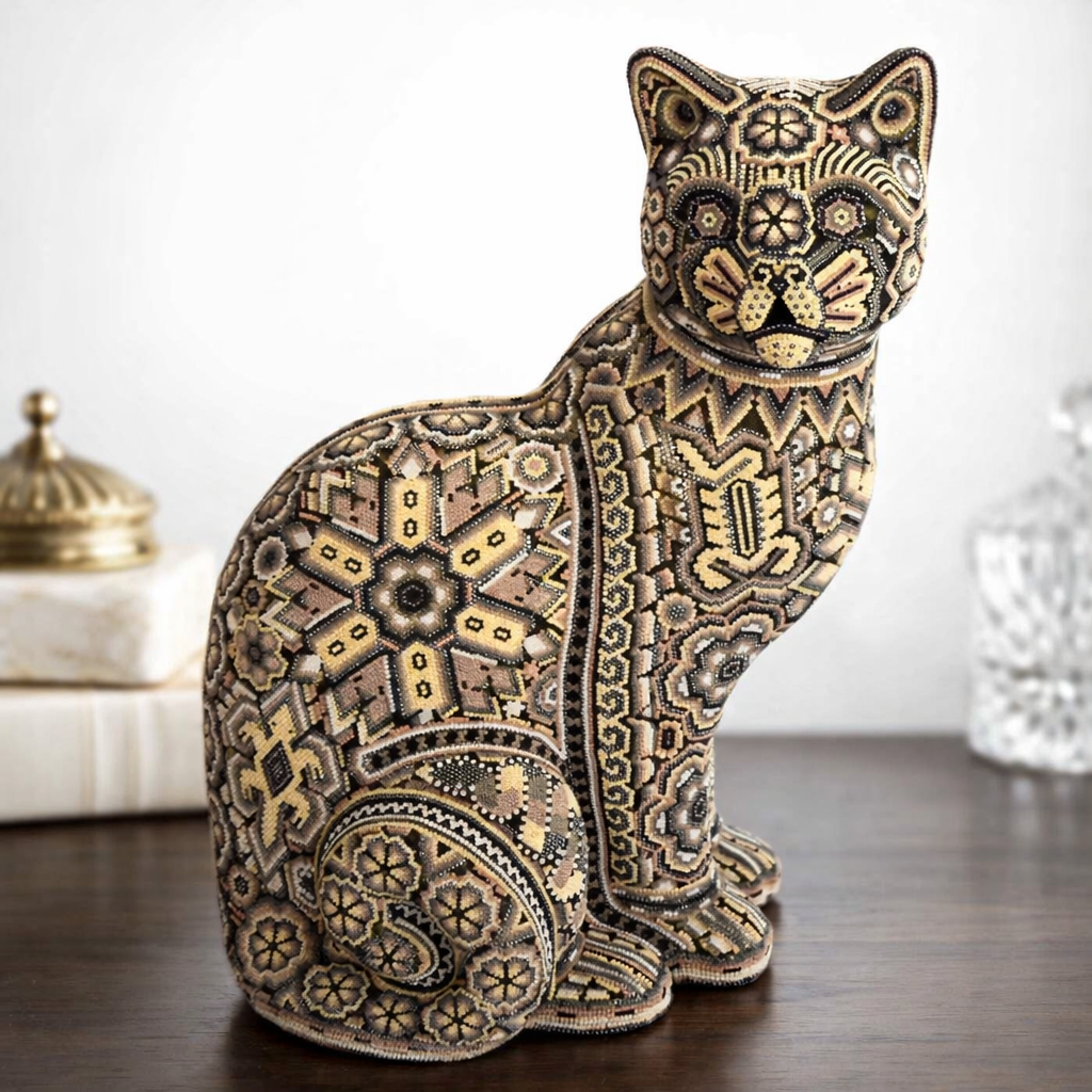 Gato con Intervención de Arte Huichol