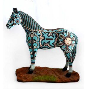 Caballo intervenido con arte huichol