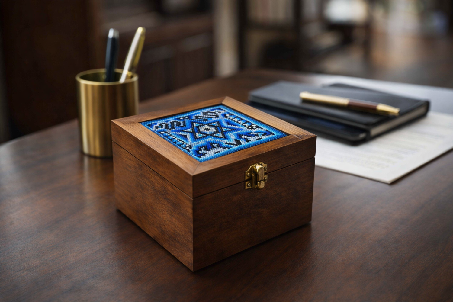 Caja con tabla de chaquira huichol