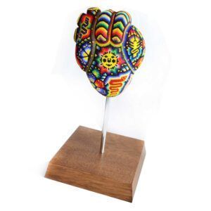 Corazón de arte huichol con base de madera