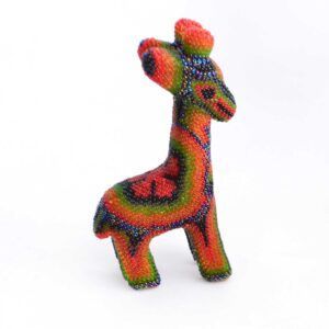 Jirafa en arte huichol – figura sobria y espiritual de la colección Voces del Silencio