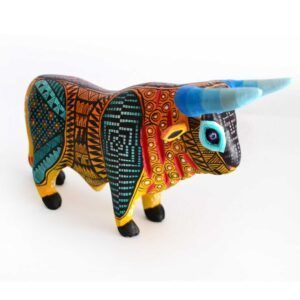 Toro pintado artesanalmente como alebrije