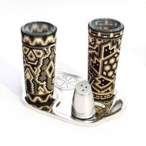 Juego de tequileros con arte huichol, base y salero de pewter