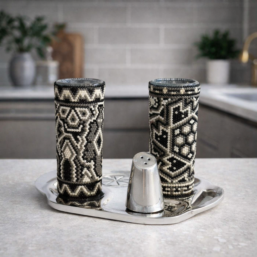 Juego de tequileros con arte huichol y base de pewter