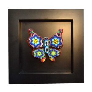 Mariposa de arte huichol, con marco de madera