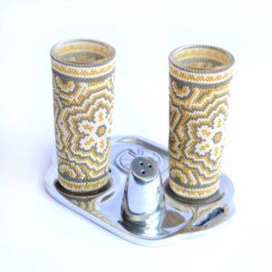 Set de 2 tequileros con arte huichol, base de pewter y salero