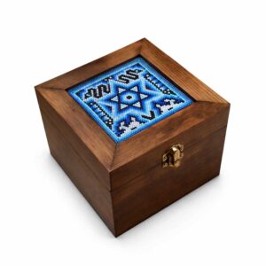 Caja con tabla de arte huichol