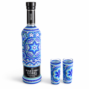 Botella de tequila intervenida con arte huichol - Maestro tequilero