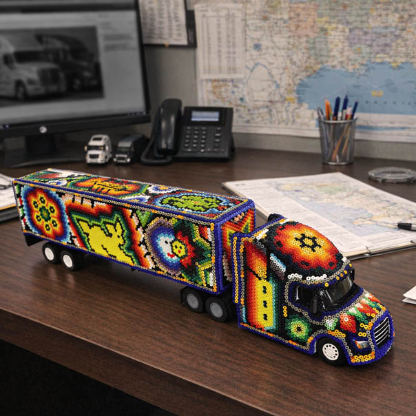 Trailer intervenido con Arte huichol