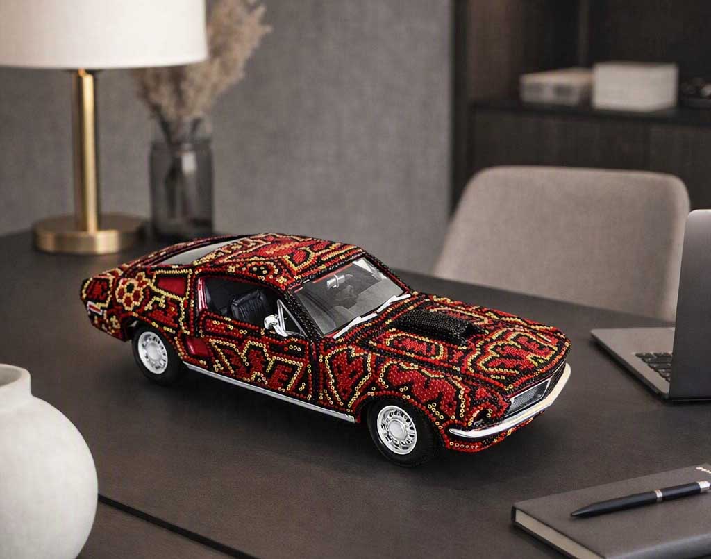 Entdecken Sie den Huichol Mustang, ein einzigartiges Werk, das traditionelle Wixárika-Kunst mit klassischem Automobildesign verbindet. Ideal für Sammler und Liebhaber zeitgenössischer mexikanischer Kunst.