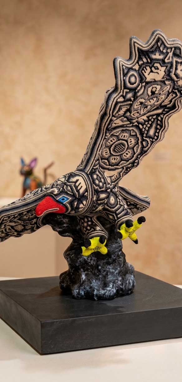 Águila especial intervenida con Arte Huichol