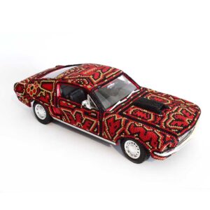 Huichol Mustang: Mexikanische Kunst auf Rädern mit weißem Hintergrund