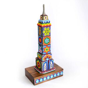 Torre latinoamericana a escala en arte huichol