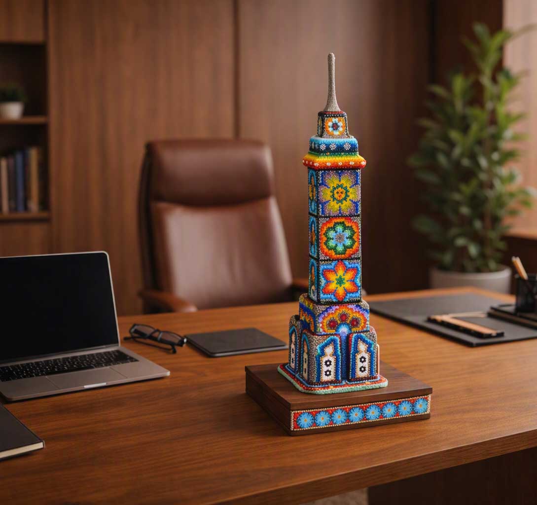 Torre latinoamericana a escala en arte huichol