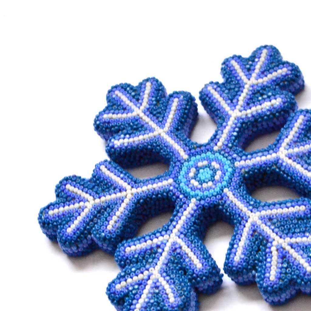 Copo de nieve con arte huichol