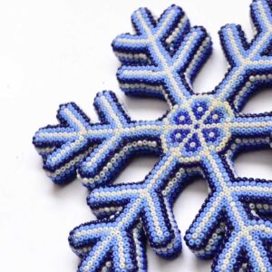 Copo de nieve con arte huichol