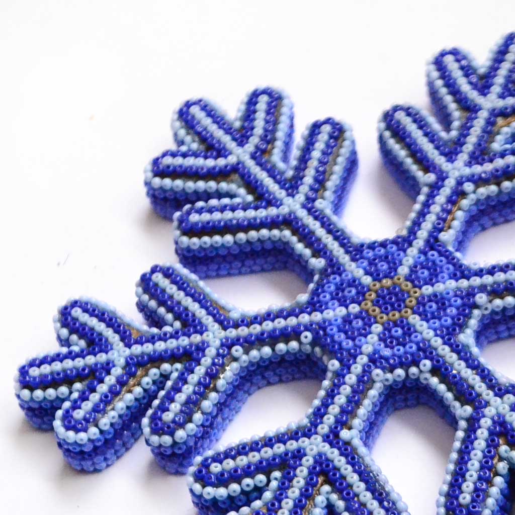 Copo de nieve con arte huichol